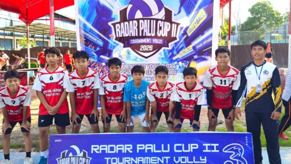 Skuad voli putra SMP Al-Azhar Mandiri Palu dalam lanjutan sistem round robin Radar Palu Cup II di Lapangan KONI Kota Palu, Jumat (19/6/2026). Foto: Istimewa&nbsp;