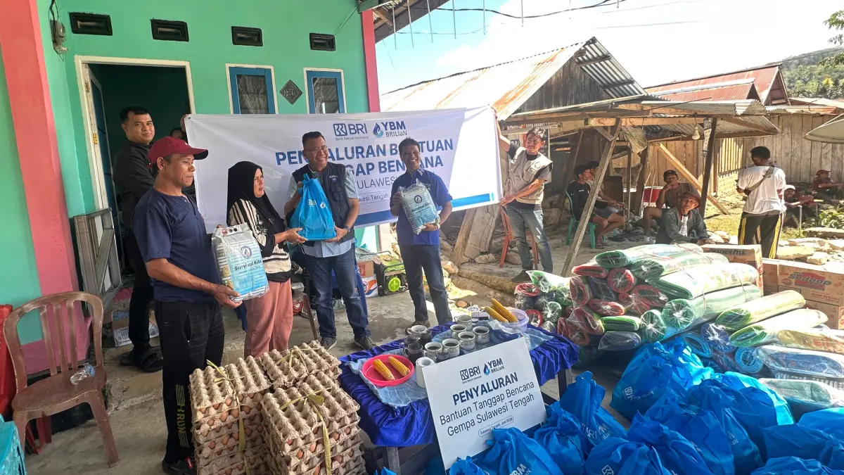 YBM Brilian BRI Regional Office Manado menyalurkan bantuan sosial bagi warga terdampak gempa di Desa Lemban Tongoa, Kabupaten Sigi.&nbsp;