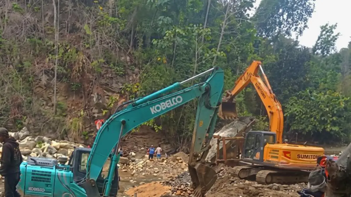 DISOROT: Sejumlah alat berat terlihat beroperasi di kawasan Pertambangan Emas Tanpa Izin (PETI) Desa Tombi, Kecamatan Ampibabo.(FOTO: ISTIMEWA/RADAR PALU)