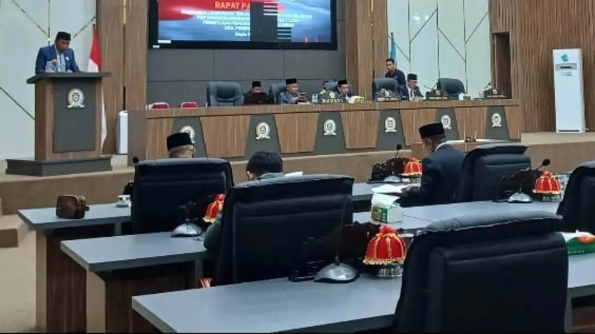 PANDANGAN: Ketua Fraksi Partai NasDem Gafar Hilal  saat membacakan pandangan umum.(FOTO: SUPRIYONO/RADAr PALU)