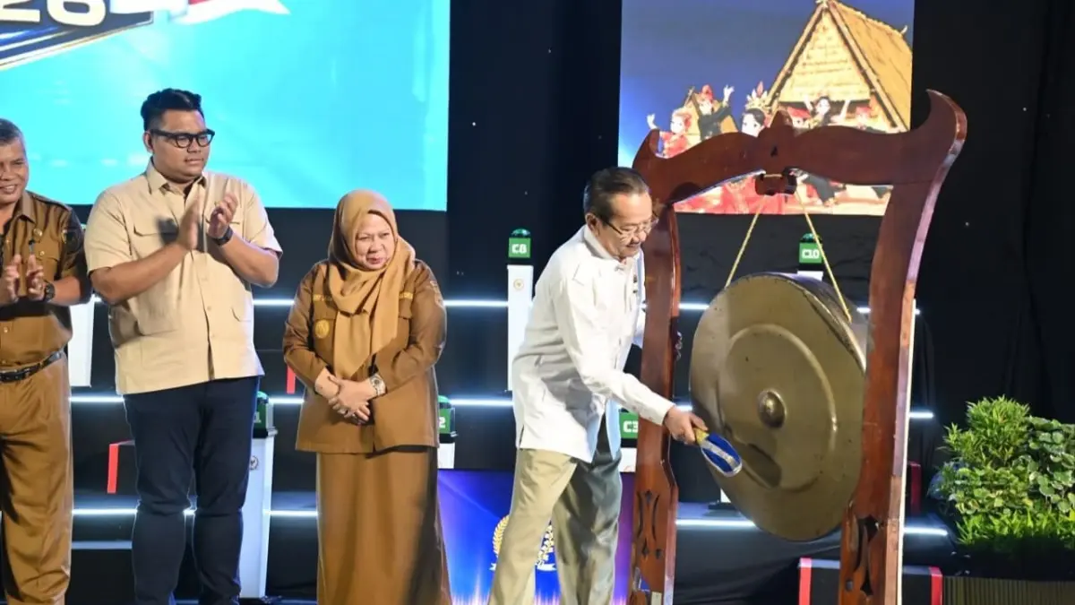 Wakil Gubernur Sulawesi Tengah dr. Reny A. Lamadjido membuka Lomba Cerdas Cermat Empat Pilar MPR RI Tingkat Provinsi Sulawesi Tengah 2026, ditandai pemukulan gong oleh Anggota DPR RI Longki Djanggola di Best Western Plus Coco Palu, Senin (22/6/2026). Foto: Ro. Adpim Sulteng