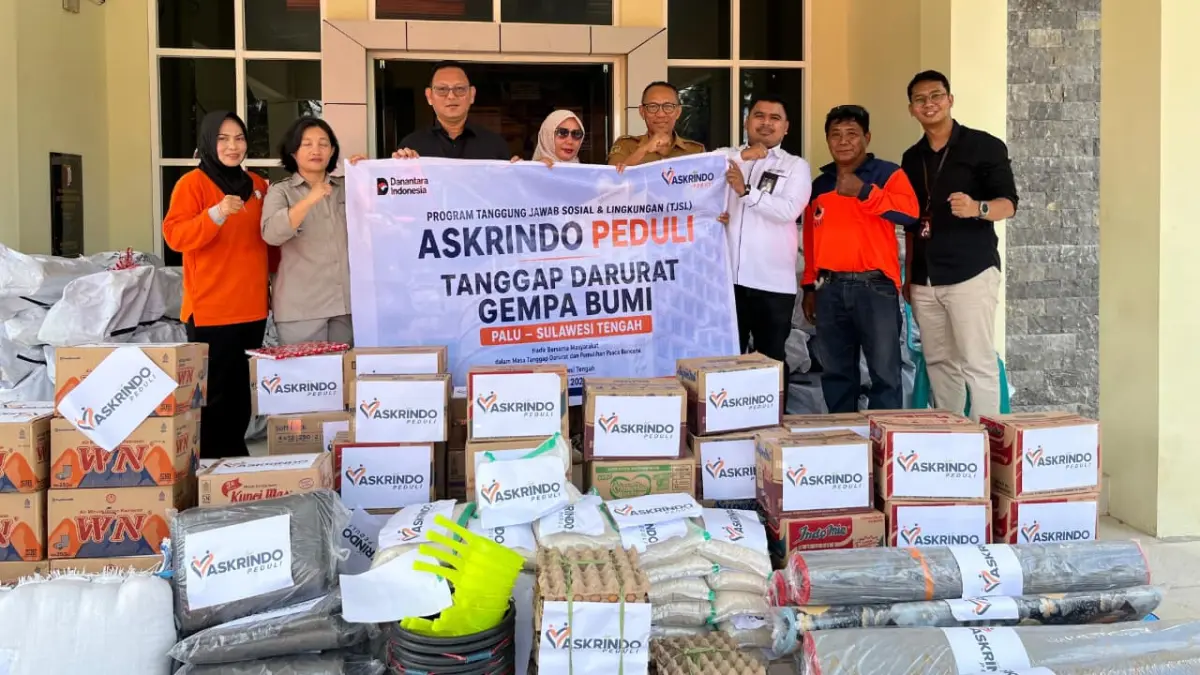 Branch Manager PT Askrindo Cabang Palu Moh. Faizal Fahd menyerahkan bantuan kemanusiaan kepada warga terdampak gempa bumi di Desa Kamarora A, Kecamatan Nokilalaki, Kabupaten Sigi, Senin (22/6). Foto: Moh. Fatahilah