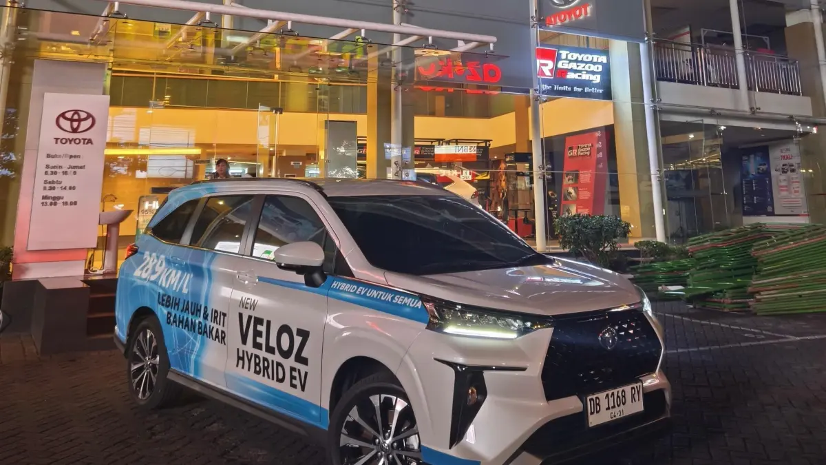 Kendaraan hybrid Toyota yang menawarkan konsumsi bahan bakar lebih hemat, biaya operasional kompetitif, serta didukung layanan purna jual yang luas. FOTO: DOK. HASJRAT TOYOTA.&nbsp;