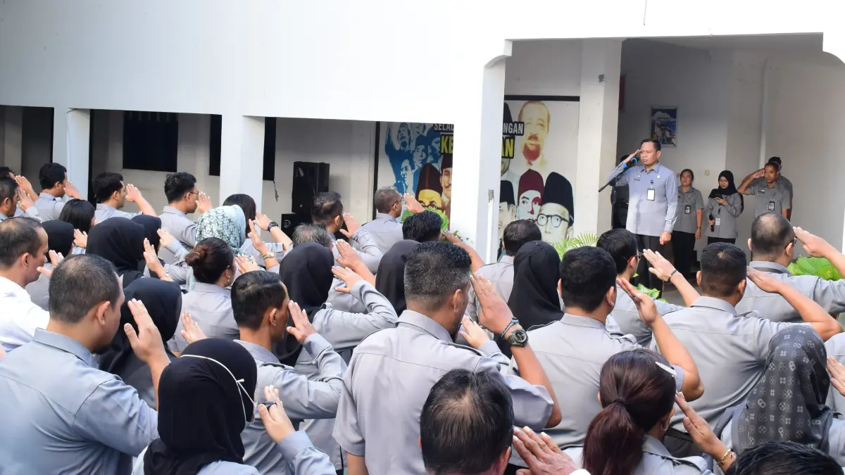 Kepala Kantor Wilayah Kementerian Hukum Sulawesi Tengah (Kanwil Kemenkum Sulteng), Rakhmat Renaldy, saat memimpin apel pagi di Lapangan Kemenkum Sulteng, Senin (22/6/2026).