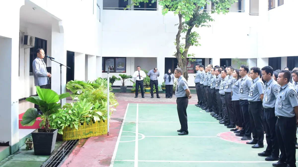 Komitmen mewujudkan birokrasi yang bersih, profesional, dan berorientasi pada pelayanan masyarakat kembali ditegaskan dalam apel pagi yang digelar Kantor Kanwil Kemenkum Sulteng.