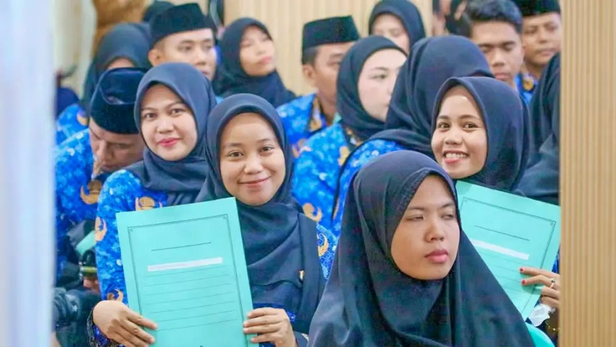 MENERIMA: Senyum kebahagiaan dari sejumlah CPNS yang baru menerima SK Pengangkatan ASN lingkup Pemkab Morowali Utara, Senin (22/6/2026). (FOTO: ISTIMEWA/RADAR PALU)
