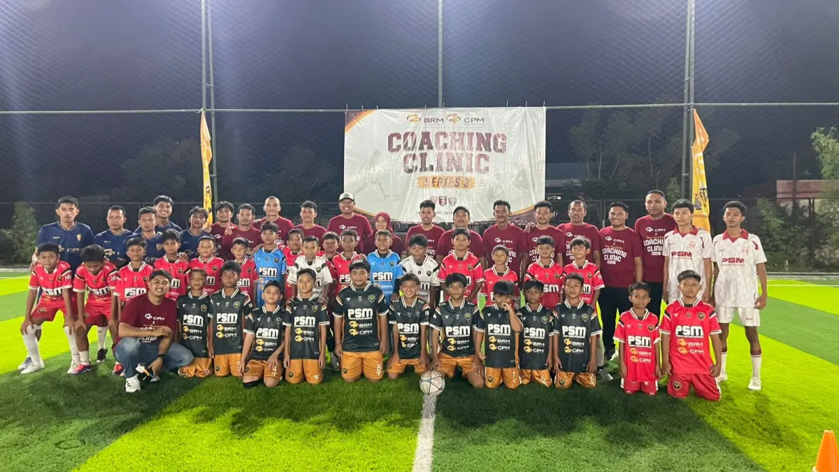 Para peserta Coaching Clinic Series 3 mengikuti sesi pelatihan bersama Sport United Poboya dalam program pembinaan sepak bola usia dini yang didukung PT CPM melalui program PPM. Foto: Taswin&nbsp;