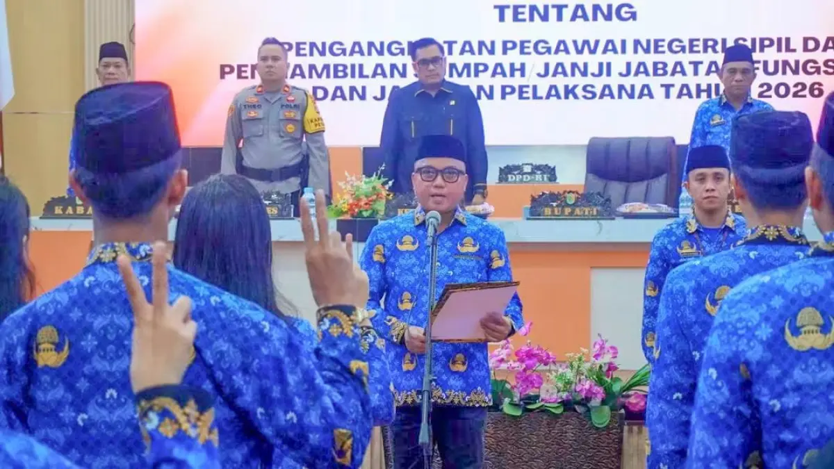 PEJABAT: Bupati Morut, Delis Julkarson Hehi melantik 22 pejabat baru di lingkup Pemkab Morut, Senin (22/6/2026). (FOTO: ISTIMEWA/RADAR PALU)