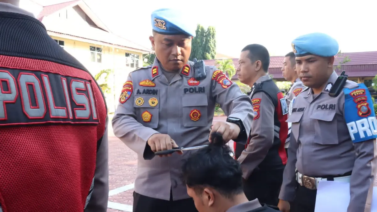Personel Polresta Palu menjalani pemeriksaan sikap tampang oleh Propam di Lapangan Apel Mapolresta Palu, Senin (22/6/2026).