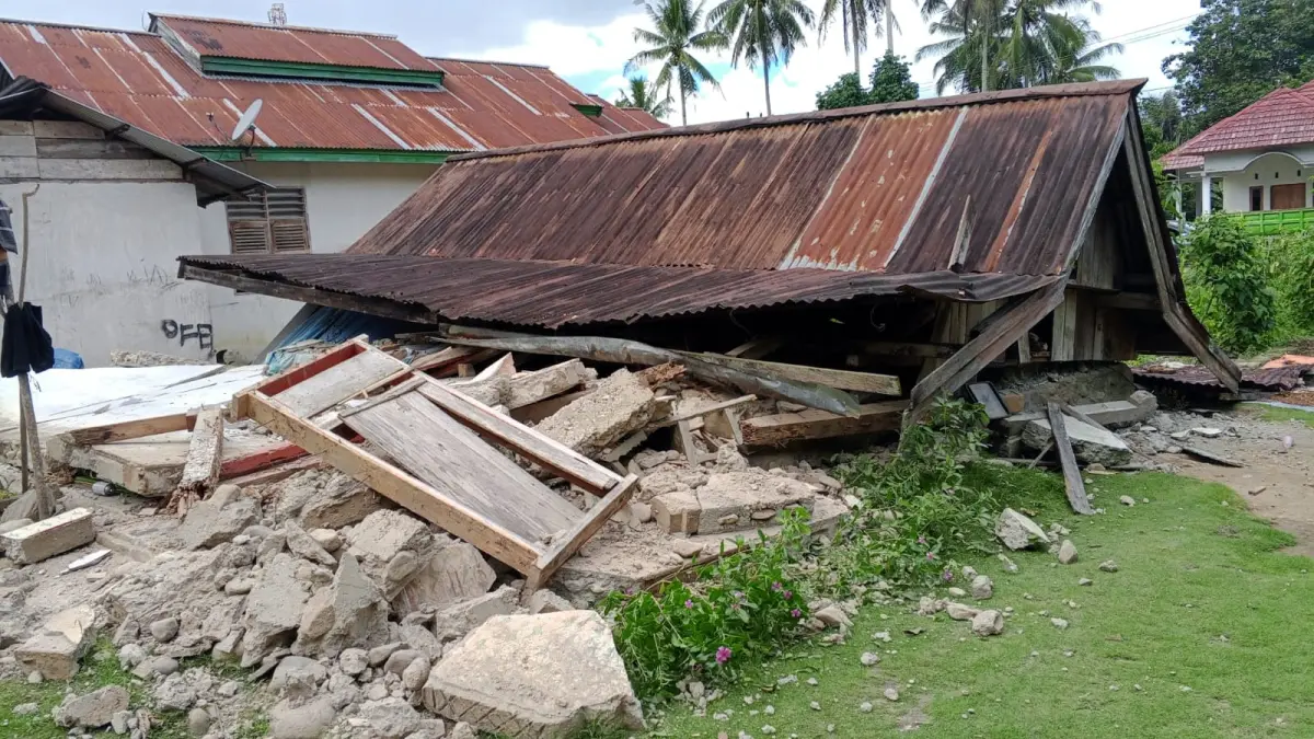 Salah satu rumah warga roboh di Desa Kamarora Kabupaten Sigi akibat gempa yang terjadi, Selasa 16 Juni 2026.