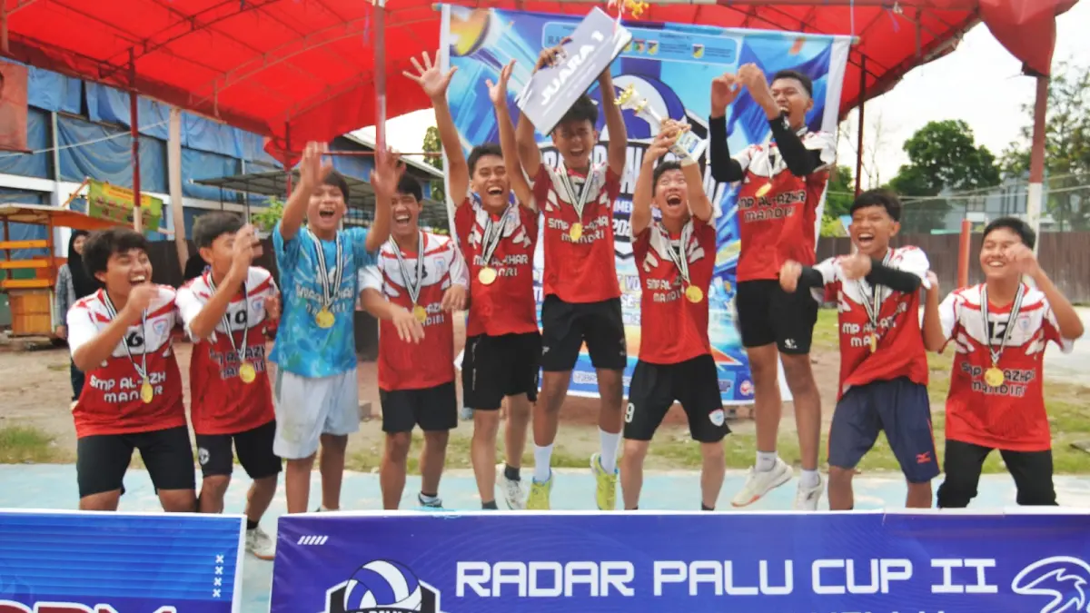 Tim voli SMP Al-Azhar A mengangkat trofi juara pertama usai memastikan diri sebagai kampiun Radar Palu Cup II 2026. Foto : Wahono 