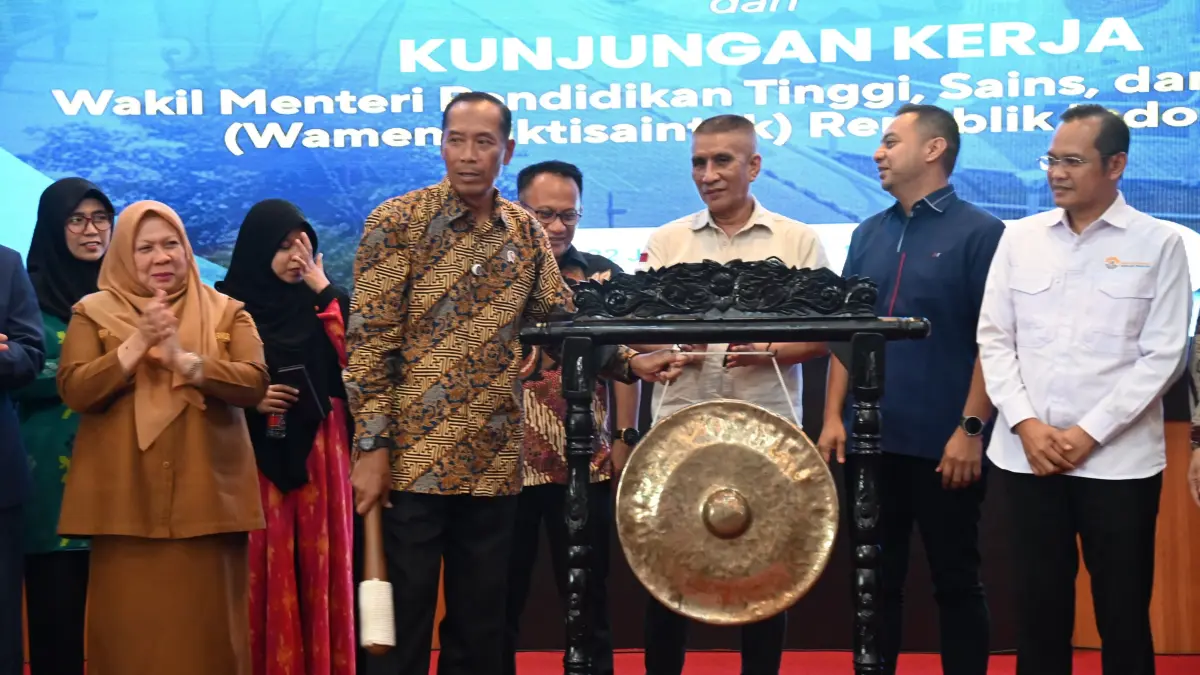 Wakil Gubernur Sulawesi Tengah dr. Reny A. Lamadjido bersama Wakil Menteri Pendidikan Tinggi, Sains, dan Teknologi RI Prof. Dr. Fauzan menghadiri Deklarasi Konsorsium Iklim dan Tanggap Bencana Perguruan Tinggi Negeri dan Swasta se-Sulawesi Tengah di Aula Baru Fakultas Kedokteran Untad, Senin (22/6). FOTO: Ro. Adpim Sulteng