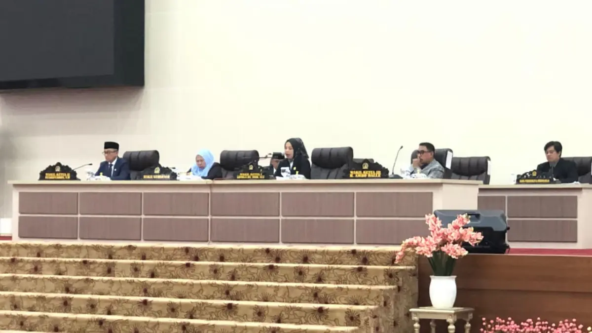 Wakil Gubernur Sulawesi Tengah, Reny A. Lamadjido, menyampaikan penjelasan pemerintah daerah terkait Raperda Pertanggungjawaban Pelaksanaan APBD Tahun Anggaran 2025 dalam rapat paripurna DPRD Sulawesi Tengah di Kota Palu, Selasa (23/6/2026). Foto: Annisa Nurul Wibdy/Radar Palu.