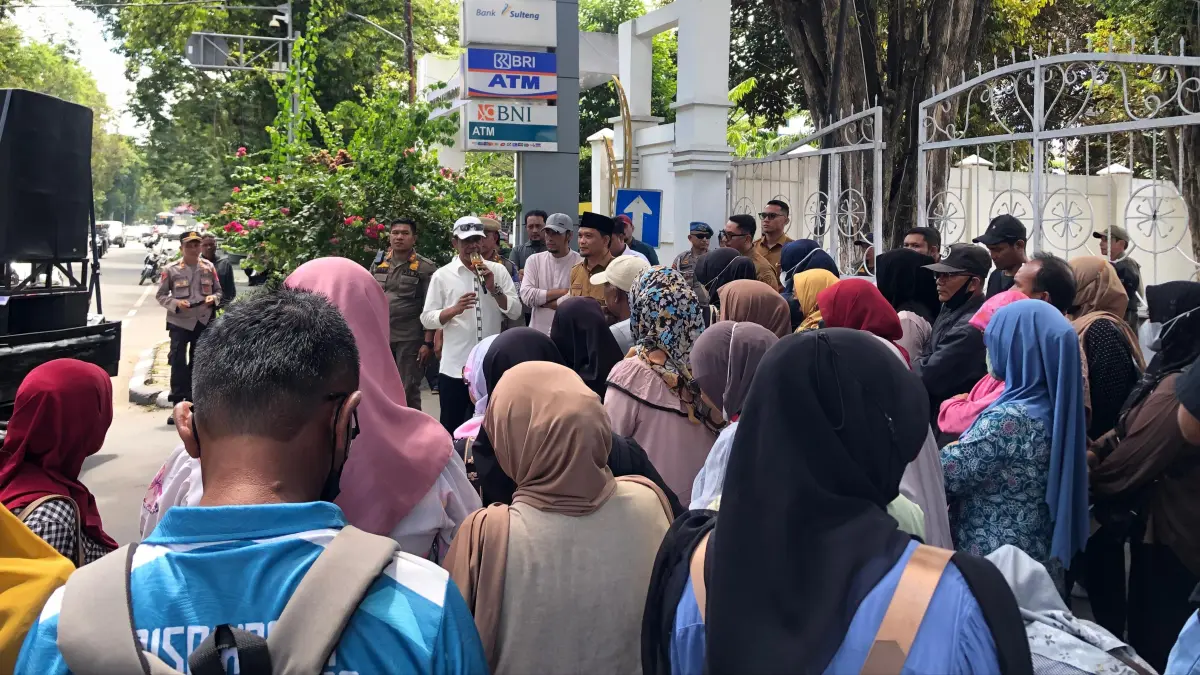 Sejumlah tenaga honorer asal Kabupaten Donggala menggelar aksi di depan Kantor Gubernur Sulawesi Tengah, Jalan Samratulangi, Kota Palu, Selasa (23/6/2026), menuntut kepastian status kerja setelah bertahun-tahun mengabdi. Foto: Annisa Nurul Wibdy/Radar Palu.