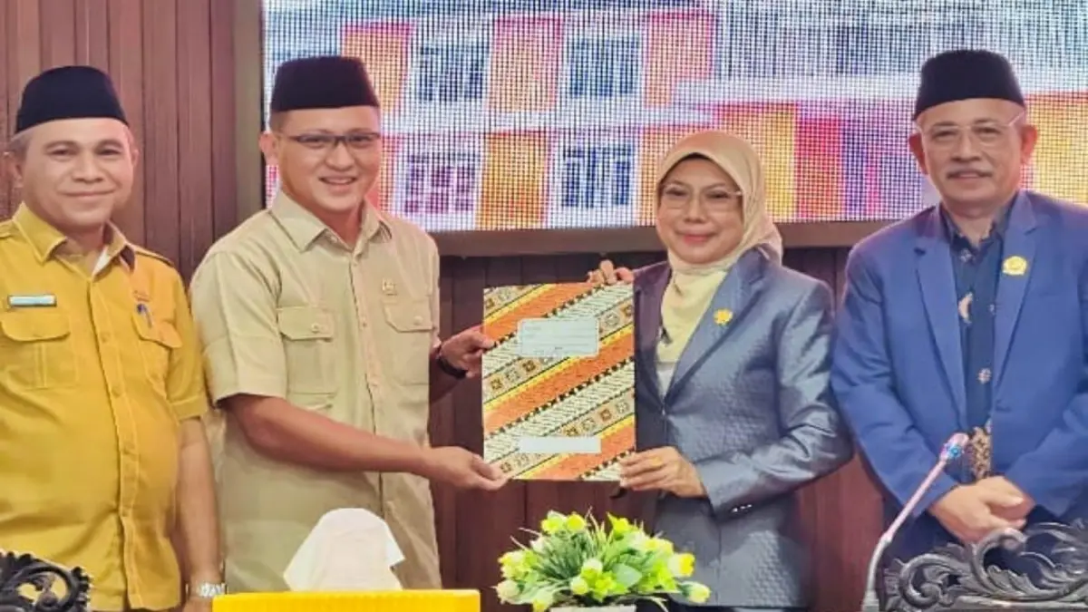 


DOKUMEN: Wakil Ketua Bapemperda DPRD Morowali Utara Arman Purnama Marunduh menyerahkan dokumen hasil pembahasan empat Raperda terbaru Pemkab Morut kepada Ketua DPRD Warda Dg Mamala di akhir rapat Paripurna, Selasa (23/6/2026). Turut mendampingi Sekkab Morut Musda Guntur (kiri) dan Wakil Ketua II DPRD Morut Ambo Mai. (FOTO: ISTIMEWA/RADAR PALU)