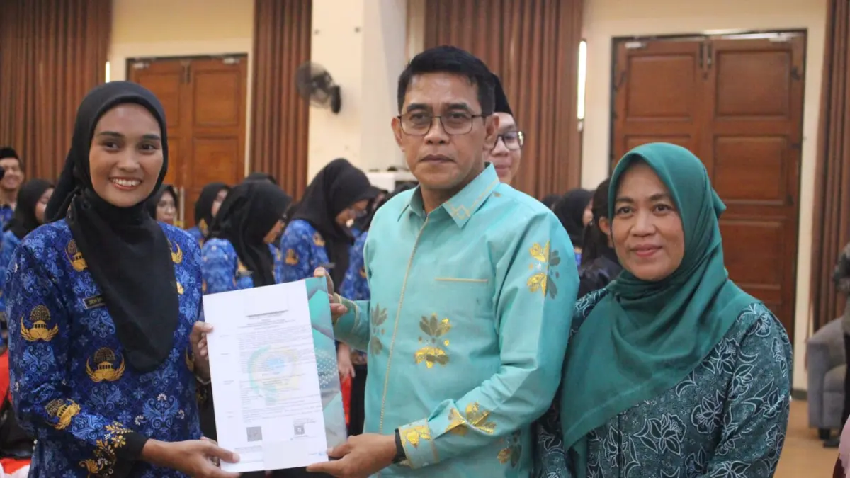 ASN: Bupati Parimo, H. Erwin Burase, bersama ASN yang baru saja dilantik memperlihatkan SK ASN-nya.(FOTO: ISTIMEWA/RADAR PALU).