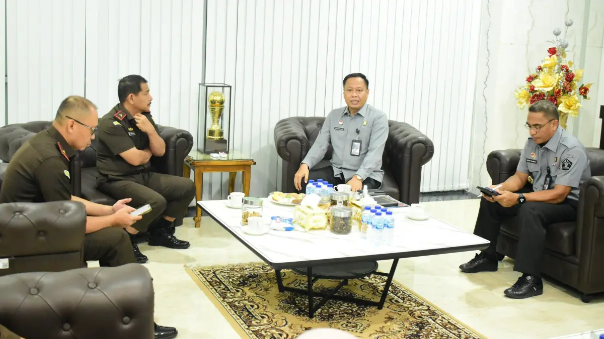 Audiensi Kepala Kanwil Kemenkum Sulteng, Rakhmat Renaldy, bersama jajaran dengan Kepala Kejaksaan Tinggi Sulawesi Tengah, Zullikar Tanjung, beserta jajaran, Senin (22/6/2026).