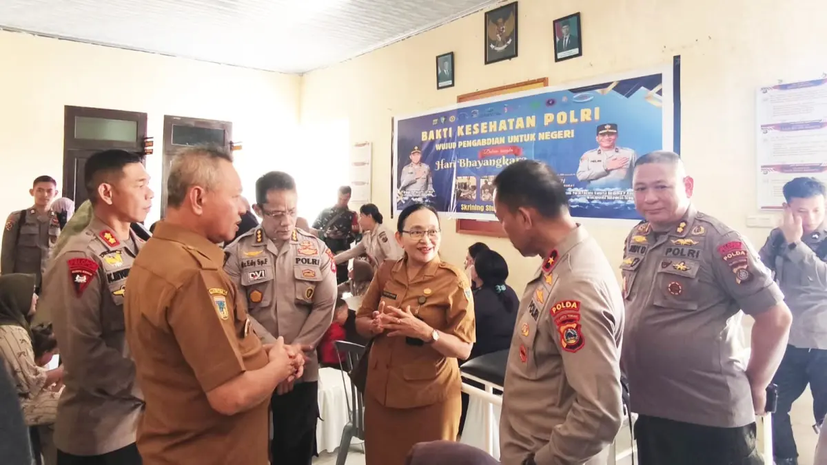 BAKTI KESEHATAN: Bupati Sigi, Moh. Rizal Intjenae, melihat dari dekat kegiatan Bakti Bhayangakara tahun 2026.(FOTO: ANGEl SUMBARA/RADAR PALU).