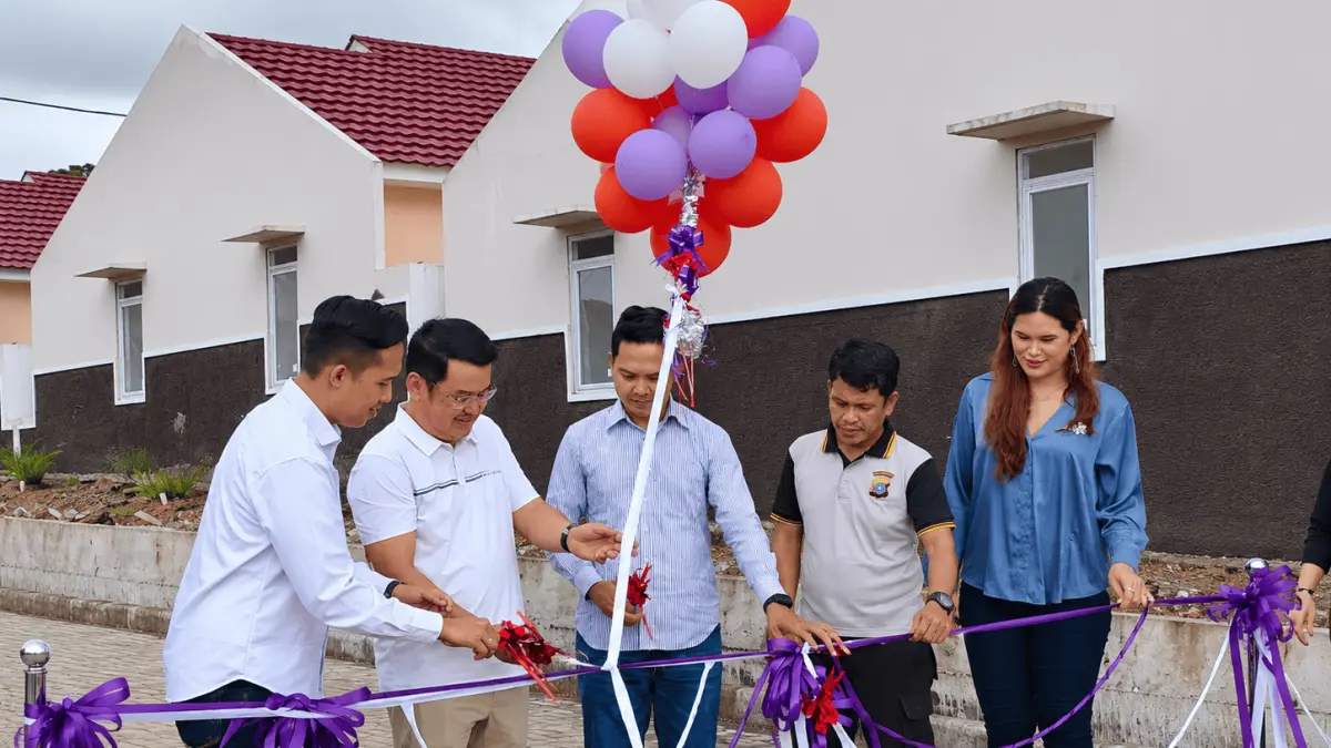 BRI Kantor Cabang Morowali menyerahkan hadiah undian kepada debitur KPP dalam peresmian Perumahan Puspa Griya Cluster Chrysant sebagai bentuk apresiasi dan sinergi pembiayaan hunian.