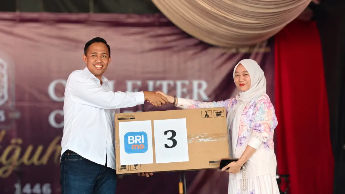 Pemimpin Cabang BRI Morowali, Anangga Harpitando menyerahkan hadiah undian kepada debitur KPP dalam peresmian Perumahan Puspa Griya Cluster Chrysant sebagai bentuk apresiasi dan sinergi pembiayaan hunian.