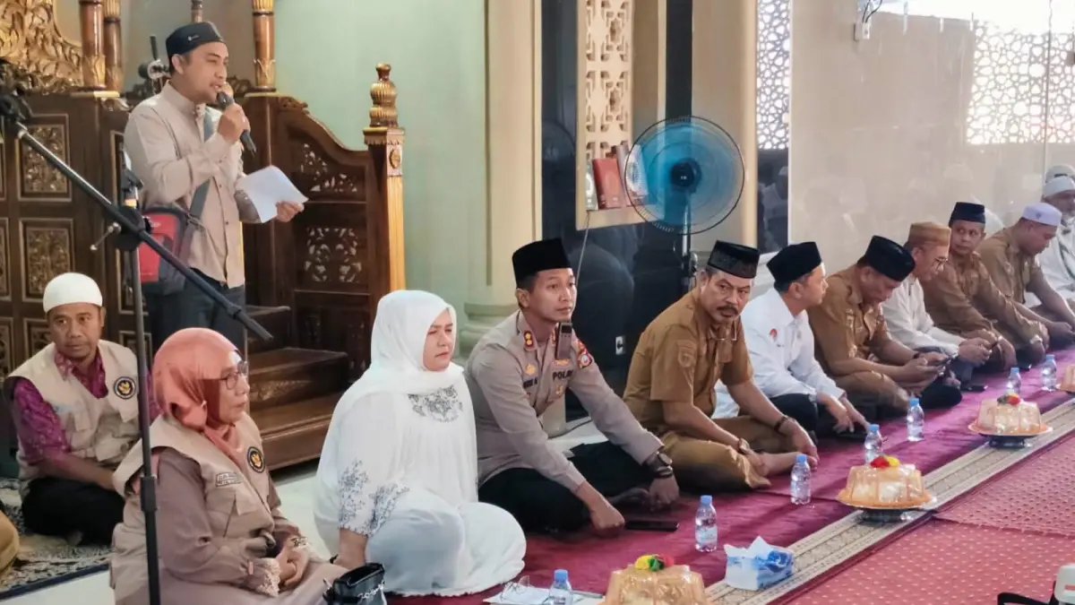 DITERIMA: Wabup Touna, Hj. Surya Lapasiri, menerima 57 jamaah haji asal Kabupaten Touna, Selasa (23/6/2026).(FOTO: HERIYANTO LIMAHU).