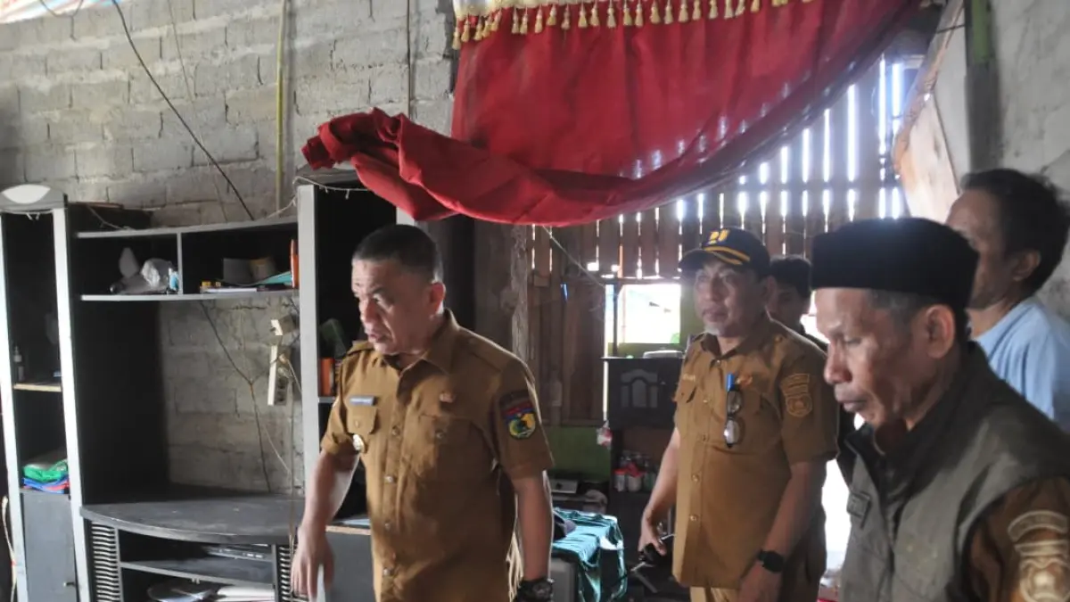 Wali Kota Palu Hadianto Rasyid bersama jajaran OPD meninjau rumah tidak layak huni milik warga di Kelurahan Talise Valangguni, Kecamatan Mantikulore, Senin (22/6/2026). Rumah tersebut diusulkan masuk program bedah rumah sebagai bagian dari upaya pengentasan kemiskinan. Foto: Diskominfo Kota Palu&nbsp;