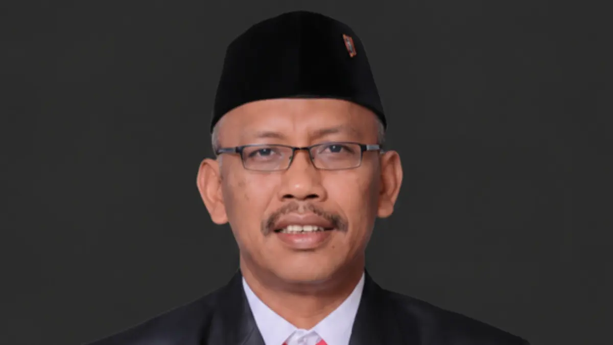 Anggota DPRD Provinsi Sulawesi Tengah, H. Suryanto, menyampaikan pendapat terkait ketidaksesuaian pakaian dinas dan keterlambatan dokumen LHP BPK dalam rapat paripurna pembahasan APBD 2025 di Ruang Sidang Utama DPRD Sulteng, Selasa (23/6/2026). Foto: Screenshot Website DPRD Provinsi Sulteng.