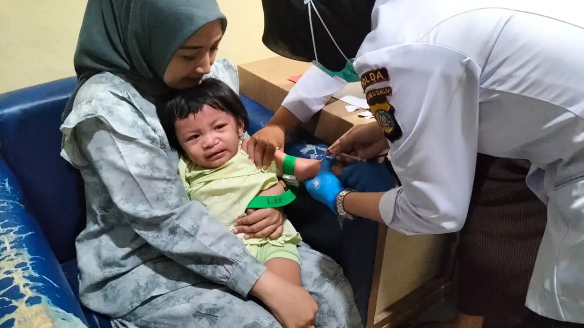 OPERASI: Salah satu anak yang menjadi peserta operasi di kegiatan Bakti Kesehatan Polres Sigi, Selasa (23/6/2026).(FOTO: ANGEl SUMBARA/RADAR PALU)