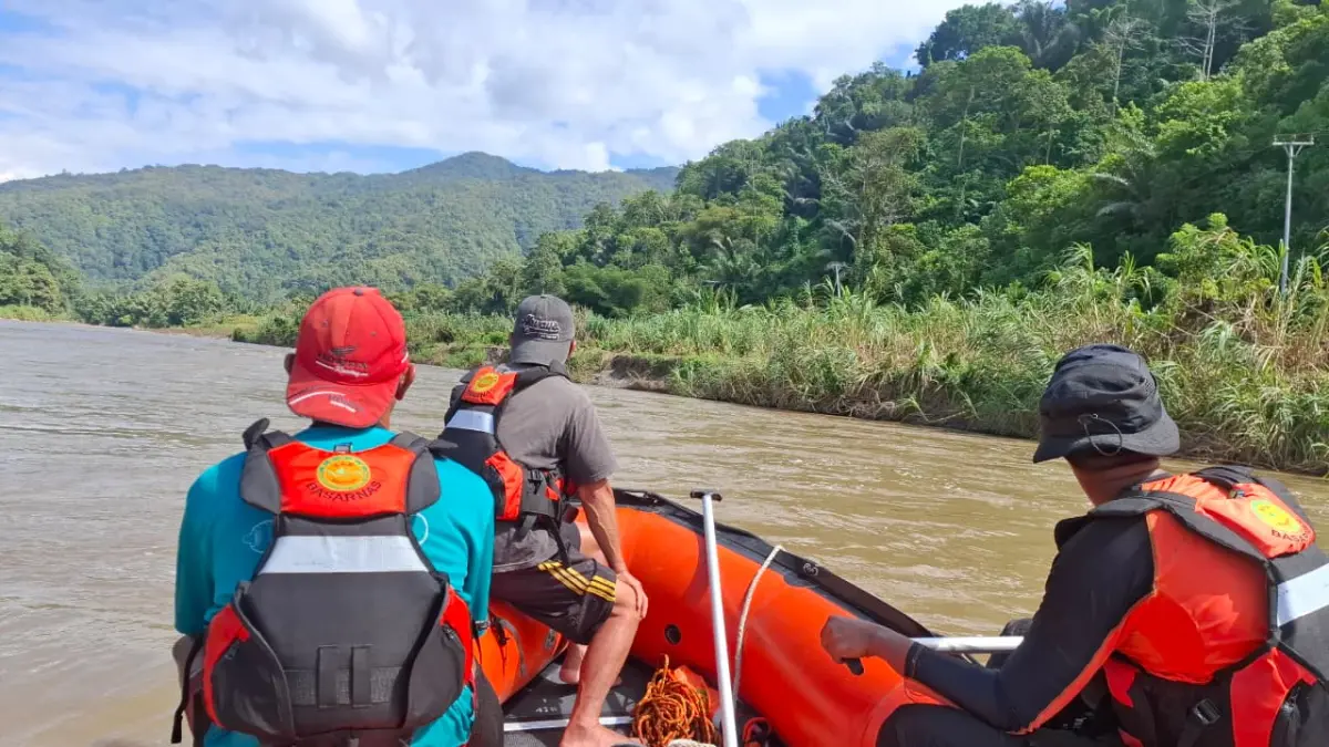 Tim SAR Gabungan melakukan penyisiran di sepanjang aliran Sungai Lariang, Desa Doda Lore, Kabupaten Poso, dalam upaya pencarian korban hanyut yang berlangsung selama tujuh hari.
