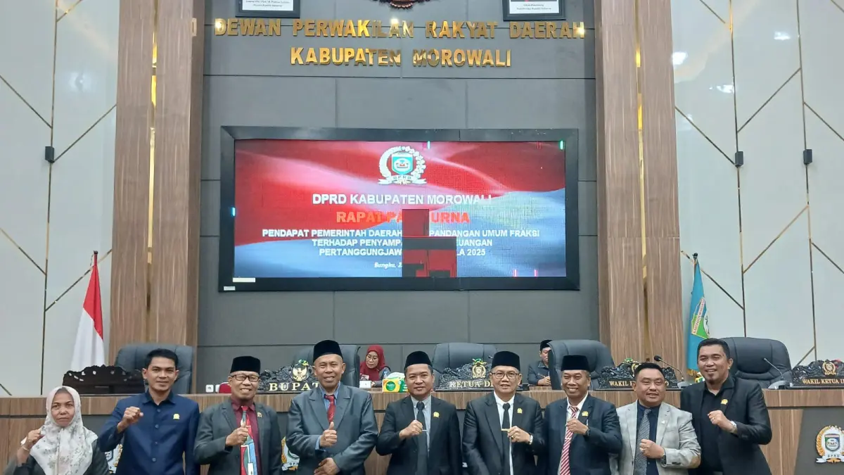 PARIPURNA: Ketua DPRD Morowali, bersama Plh Sekkab Morowali, Ketua Fraksi.(FOTO: SUPRIYONO/RADAR PALU)