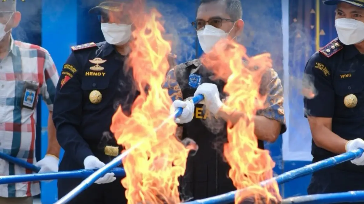 Petugas Bea Cukai Pantoloan melakukan pemusnahan Barang yang Menjadi Milik Negara (BMMN) berupa rokok ilegal dan pakaian bekas impor hasil penindakan sepanjang 2025, Selasa (23/6/2026).