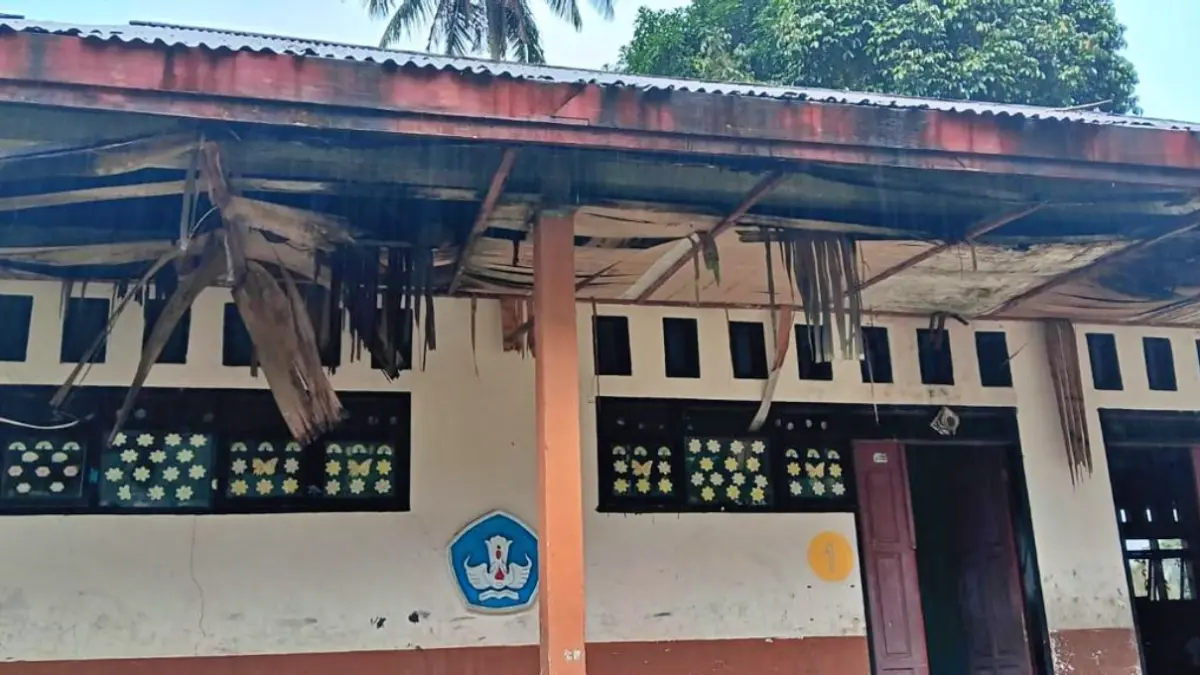 RUSAK: Plafon sekolah sudah tidak layak lagi dijadikan tempat belajar, tidak ada kenyamanan.(FOTO: ILHAM NUSI/RADAR PALU). 
