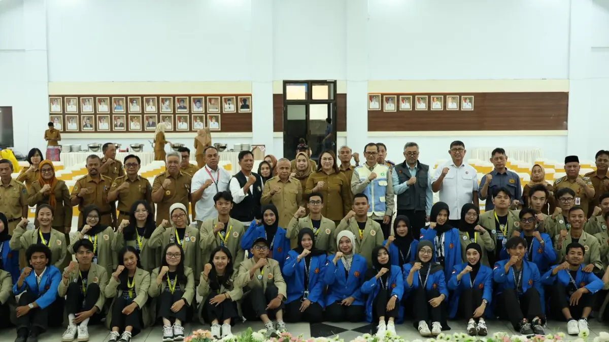 
SAMBUT : Bupati Donggala foto bersama dengan pulihan mahasiswa KKN dari UGM dan Untad di aula kasiromu, Senin (22/6/26).(FOTO: ISTIMEWA/RADAR PALU)