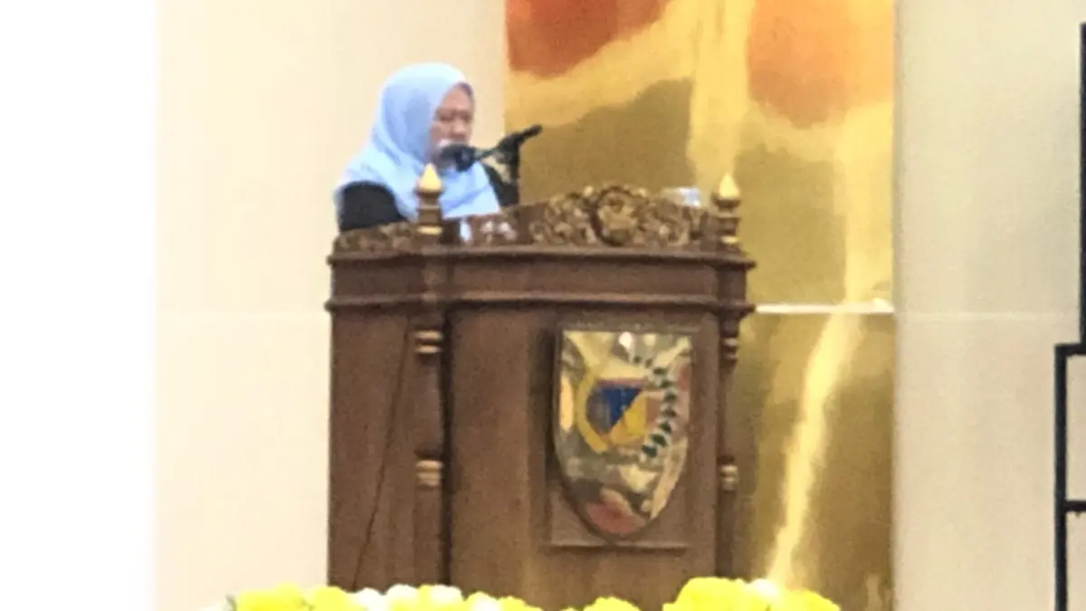 Wakil Gubernur Sulawesi Tengah , Reny A. Lamadjido, memaparkan capaian realisasi APBD 2025 di Ruang Sidang Utama DPRD Sulteng, Selasa (23/6/2026). Foto: Annisa Nurul Wibdy/Radar Palu.