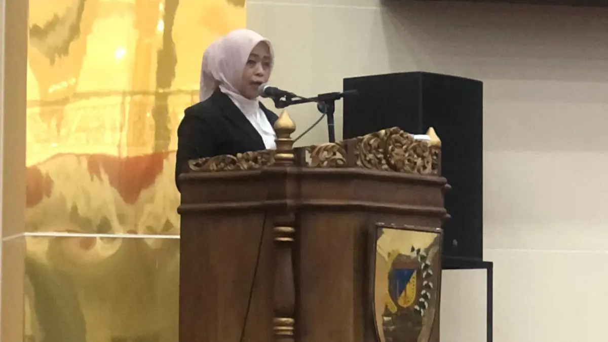 Sekretaris Provinsi Sulawesi Tengah Novalina menyampaikan jawaban gubernur atas pandangan umum fraksi-fraksi DPRD terkait Ranperda Pertanggungjawaban Pelaksanaan APBD 2025 dalam Rapat Paripurna DPRD Sulawesi Tengah, Rabu (24/6/2026). Foto: Annisa Nurul Wibdy/RADAR PALU&nbsp;