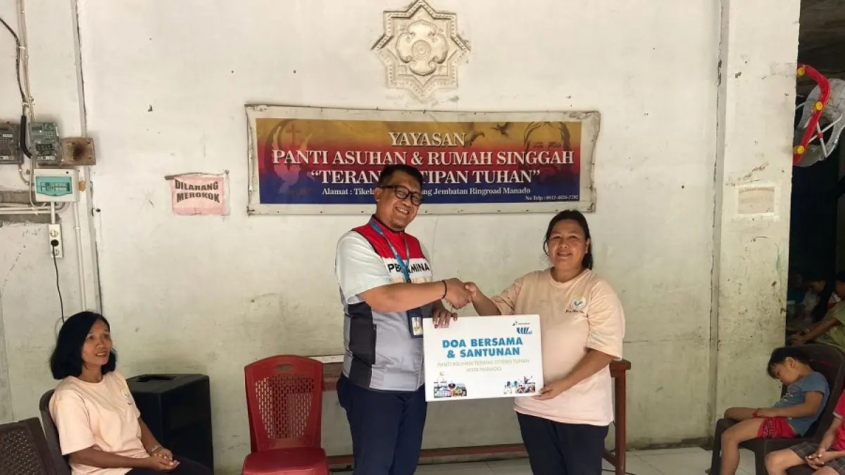 BERBAGI : Pertamina saluran santunan kepada anak yatim dan dhuafa lintas agama di Panti Asuhan Terang Titipan Tuhan, Kota Manado.(Dokumentasi Pertamina)
