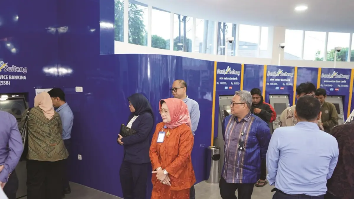 BERKUNJUNG: Direktur Utama Bank Sulteng, H. Ramiyatie saat mengajak Direktur Operasional dan IT bersama rombongan melihat dari dekat Digita CS dan Smart Teller yang dimiliki Bank Sulteng, Rabu (24/6/2026). FOTO: DOK. HUMAS BANK SULTENG