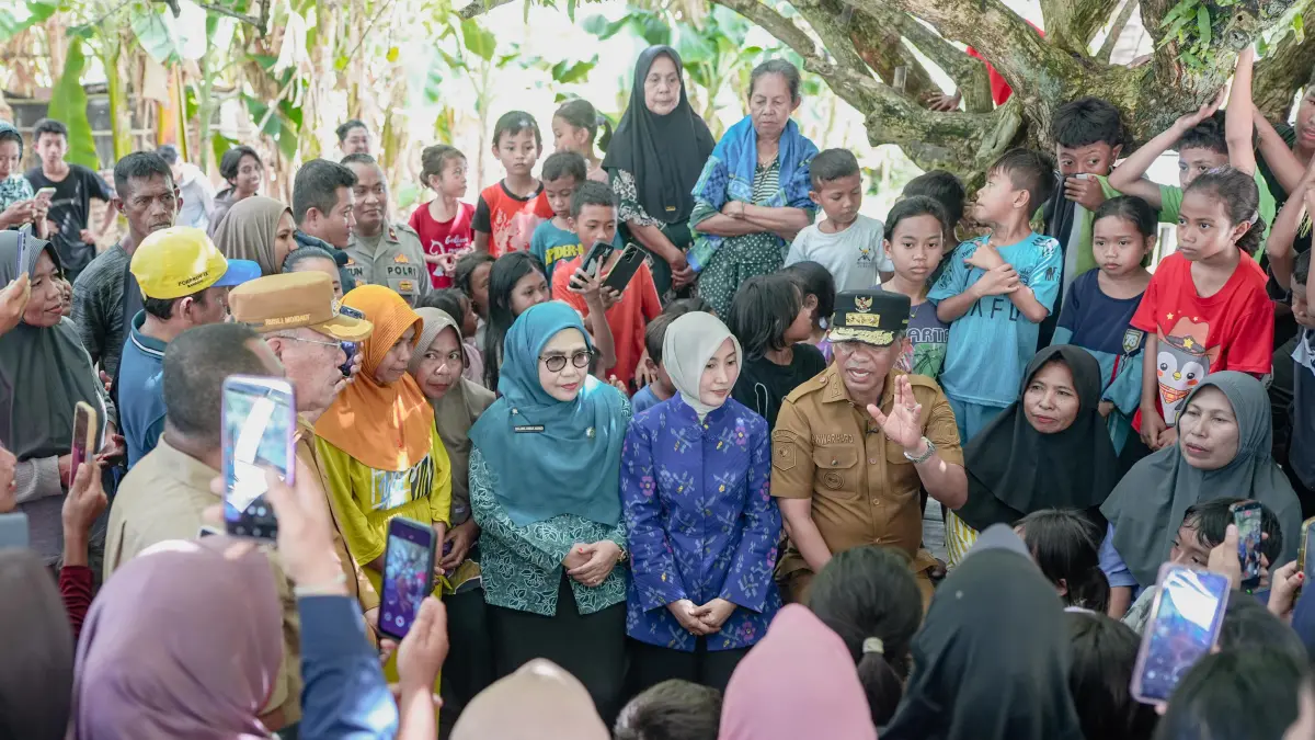 Gubernur Sulawesi Tengah Anwar Hafid berdialog dengan warga Ujung Tanjung Bongganan, Kabupaten Banggai Kepulauan, terkait kepastian status permukiman yang telah ditempati puluhan tahun. Foto: Pemprov Sulteng&nbsp;