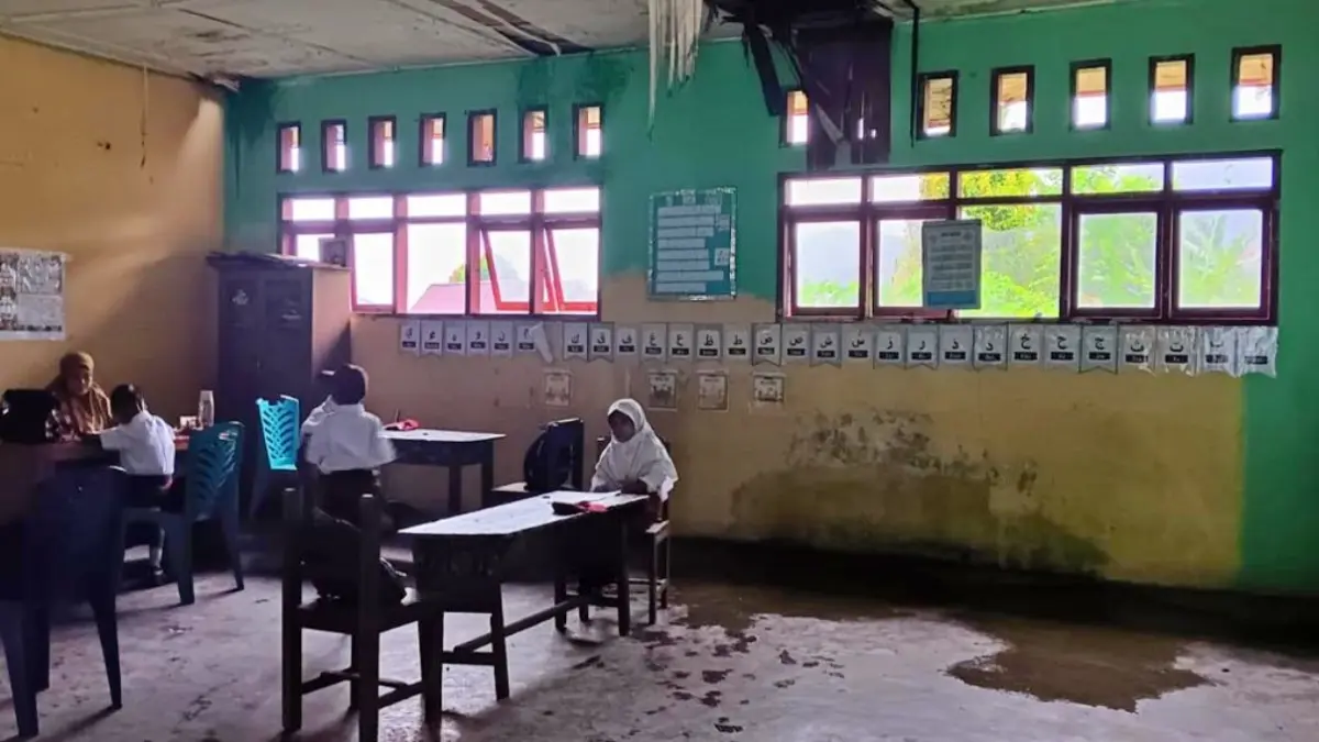 MEMPRIHATINKAN: Kondisi SDN Tanauge saat ini sangat memprihatinkan, jika tidak segera diperbaiki maka keselamatan guru dan siswa jadi taruhan. (FOTO: ISTIMEWA/RADAR PALU) &nbsp;