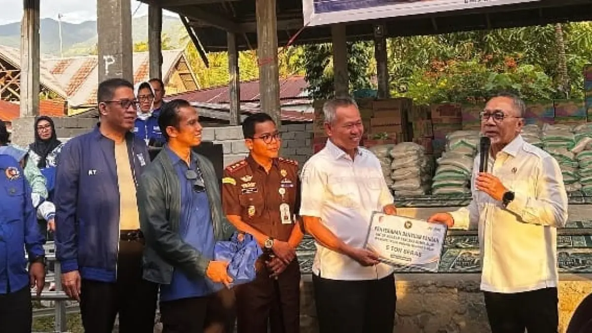 MENYERAHKAN: Menko Pangan RI, Zulkifli Hasan menyerahkan bantuan secara simbolis kepada Bupati Sigi, Moh. Rizal Intjenae, di Kabupaten Sigi.(FOTO: RAMADHAN HUMAS DPRD SULTENG/RADAR PALU).