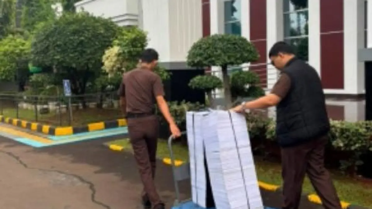 Petugas membawa berkas perkara ke Pengadilan Negeri Jakarta Timur menjelang proses persidangan kasus yang melibatkan Roy Suryo dan Dokter Tifa.