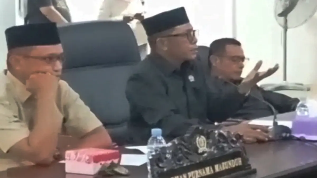 TRANSPARANSI: Sekretaris Fraksi Indonesia Sejahtera DPRD Morut, Mastam Mustaring (tengah), menyoroti transparansi pengelolaan keuangan daerah, Selasa (23/6/2026). (FOTO: ISTIMEWA/RADAR PALU)