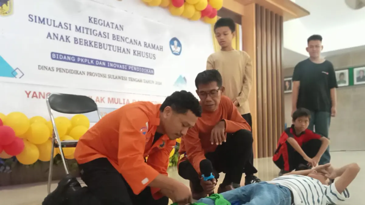 DOK. BIDANG PKPLK DISDIK SULTENG

SIMULASI MITIGASI: Petugas bersama peserta mengikuti praktik penanganan korban dalam kegiatan Simulasi Mitigasi Bencana Ramah Anak Berkebutuhan Khusus yang digelar Bidang PKPLK dan Inovasi Pendidikan Dinas Pendidikan Provinsi Sulawesi Tengah. 