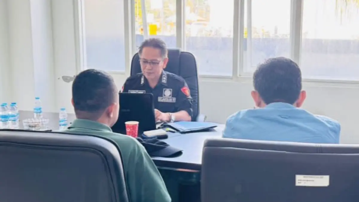 Penyerahan dua tersangka kasus dugaan tindak pidana korupsi pengadaan meja dan kursi siswa Sekolah Dasar Tahun Anggaran 2024 pada Dinas Pendidikan dan Kebudayaan Kota Palu dari penyidik kepada Jaksa Penuntut Umum (Tahap II) di Kantor Kejaksaan Negeri Palu, Rabu (24/6/2026).