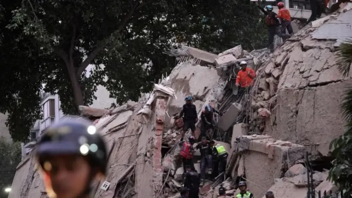 Petugas penyelamat mengevakuasi warga yang terluka dari bangunan yang runtuh akibat gempa bumi kuat yang mengguncang Caracas, Venezuela, Rabu (24/6/2026). FOTO: AFP