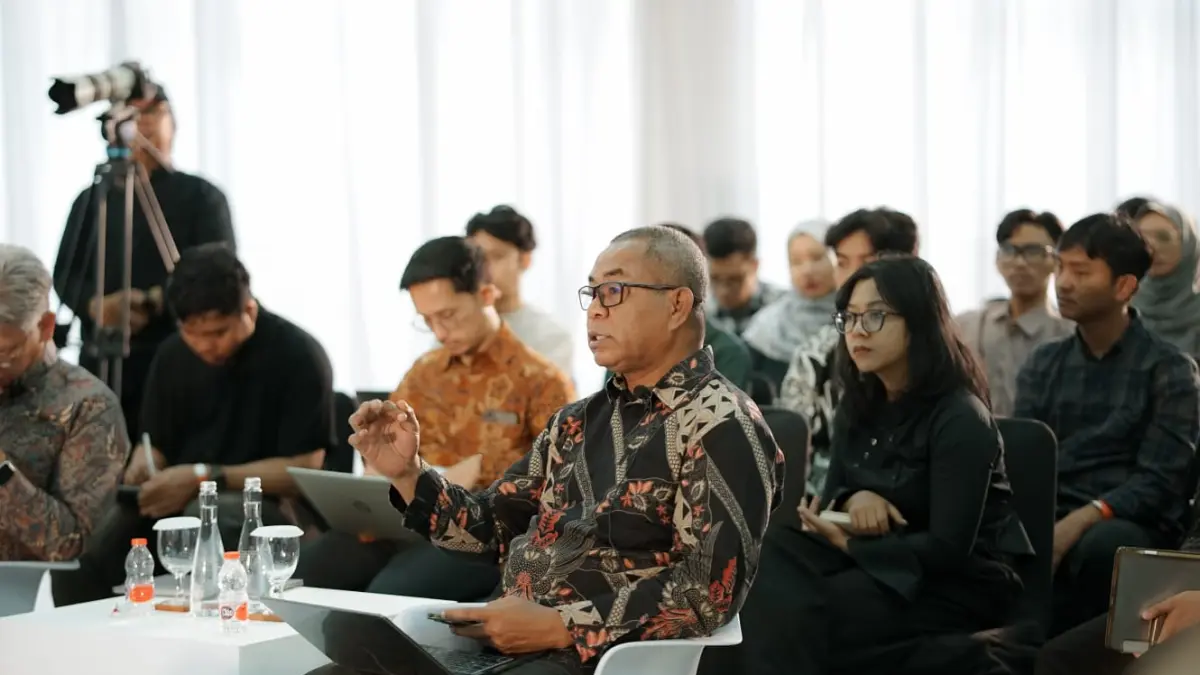 Plt Kepala Bapperida Halmahera Tengah, Husain Ali, memaparkan model pembagian manfaat hilirisasi nikel dalam PolGov Policy Forum 2026 di UGM Yogyakarta. Foto: Istimewa&nbsp;