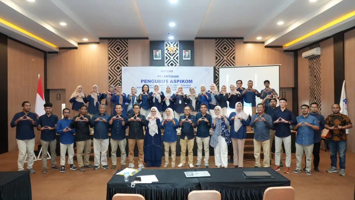 RESMI DILANTIK: Ketua Umum Aspikom Prof. Anang Sujoko bersama jajaran pengurus Aspikom Korwil Sultenggol periode 2026-2030 usai prosesi pelantikan di Palu, Kamis (25/6). FOTO: DOK.