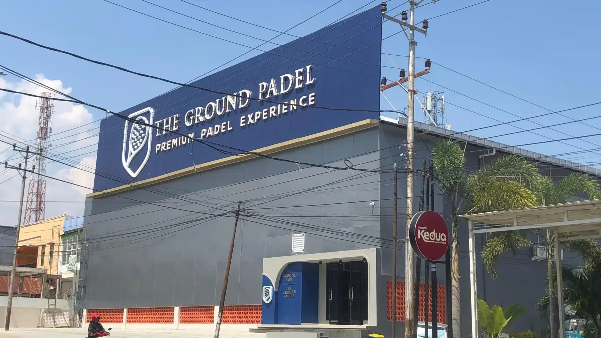 Salah satu arena padel yang beroperasi di Jalan Juanda, Kota Palu. Pengelola mengklaim telah mengantongi izin, namun enggan memberikan penjelasan rinci kepada wartawan.