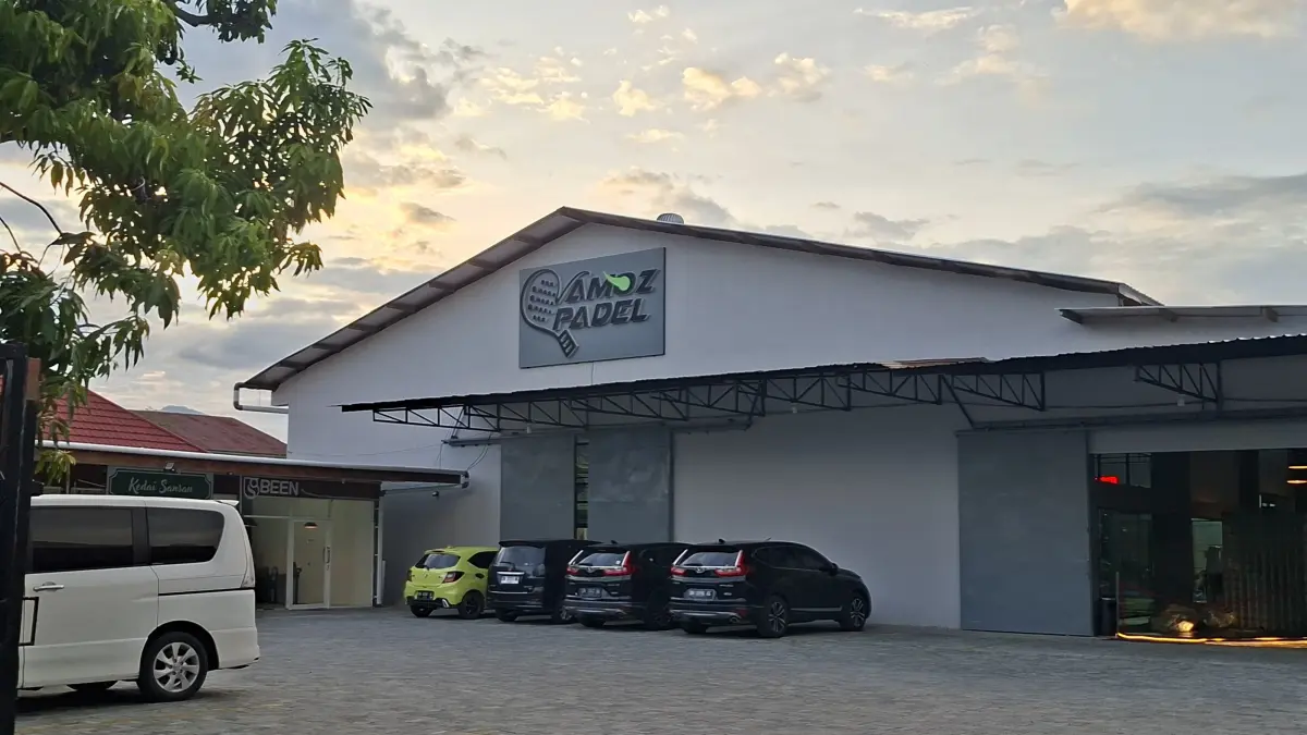 Salah satu lapangan padel di Kota Palu yang masuk dalam pemantauan Bapenda sebagai objek pajak hiburan seiring meningkatnya minat masyarakat terhadap olahraga tersebut. FOTO: ANNISA TRI YUSNIDA