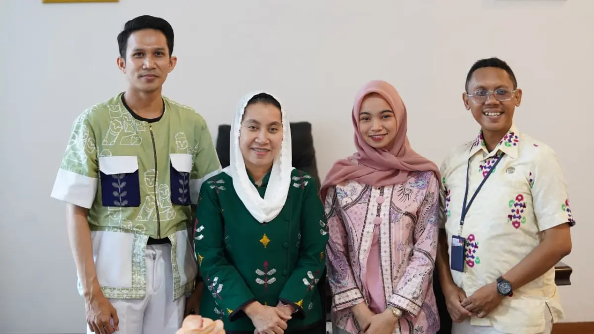ounder Putra Putri Khatulistiwa Sulawesi Tengah bersama tim melakukan audiensi dengan Wakil Wali Kota Palu untuk memperkenalkan ajang yang mengusung misi pengembangan generasi muda di bidang sosial, pendidikan, lingkungan, serta budaya. (Humas Pemkot Palu)